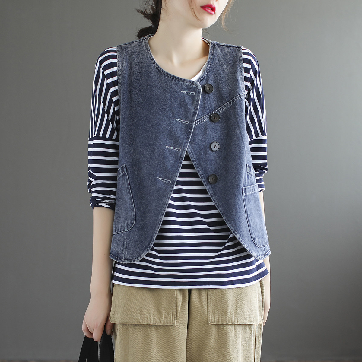 代勒原创斜交叉系扣牛仔马甲女士初秋新款休闲百搭叠口袋短款背心