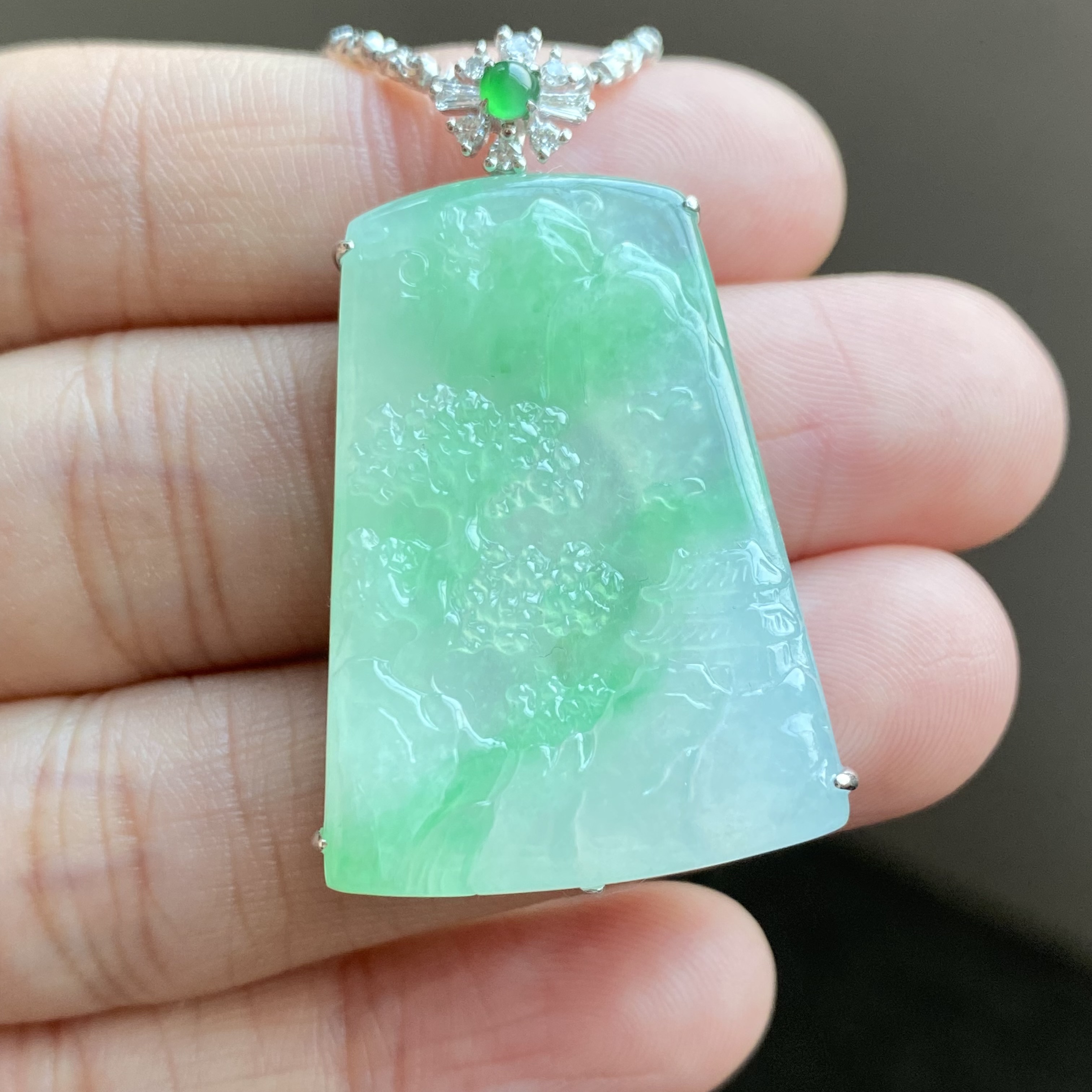 翡翠a货18k金镶嵌冰种甜阳绿起胶意境山水牌吊坠男女款0180