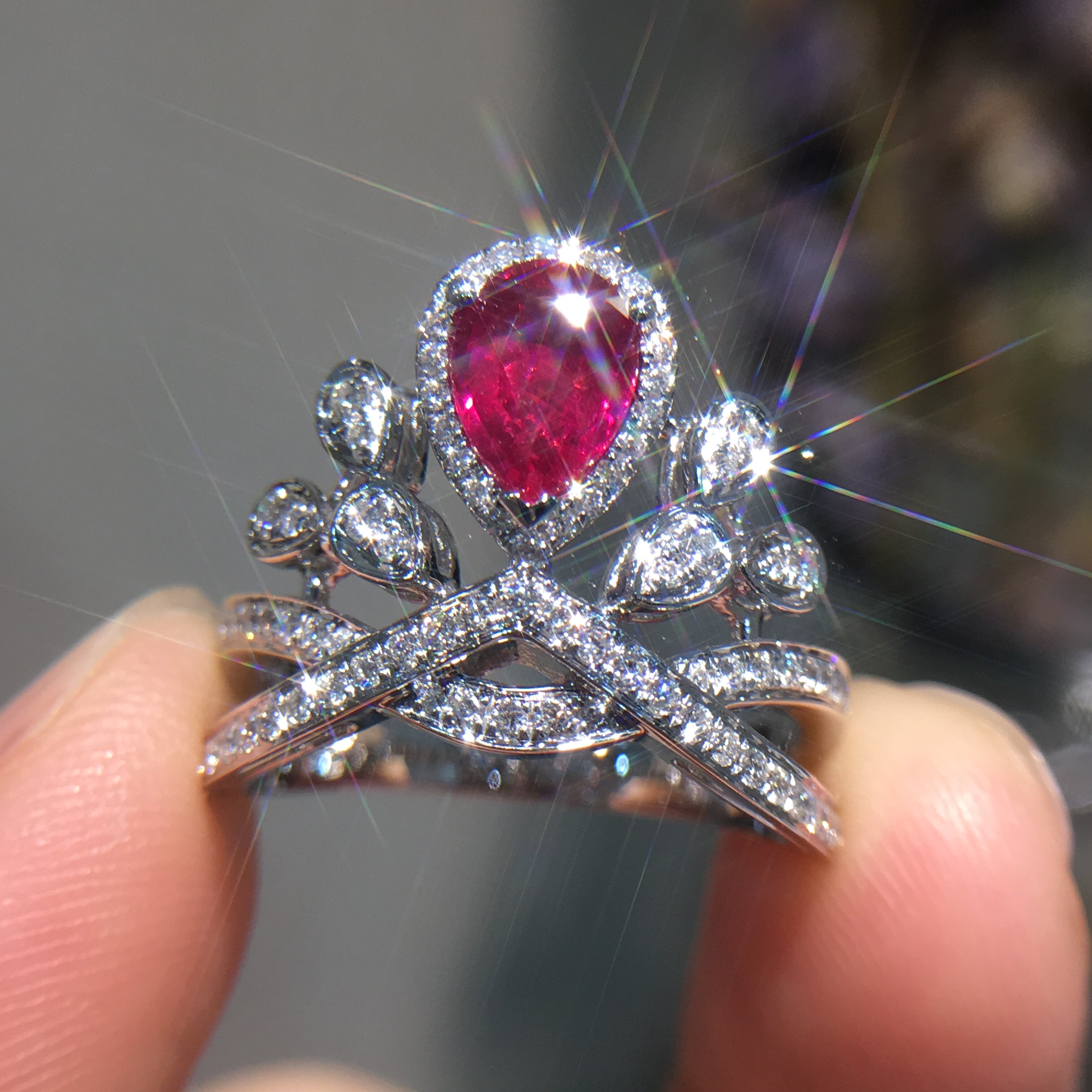 lobci/洛宝希天然红宝石18k白金围镶钻石梨形水滴戒指s162611