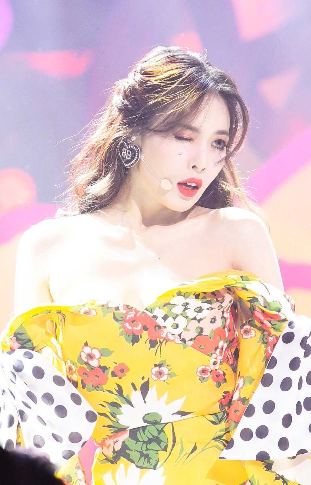 flowershower泫雅,flowershower 金泫雅flowershower同款一字领露肩性感短款印花拼接连衣裙