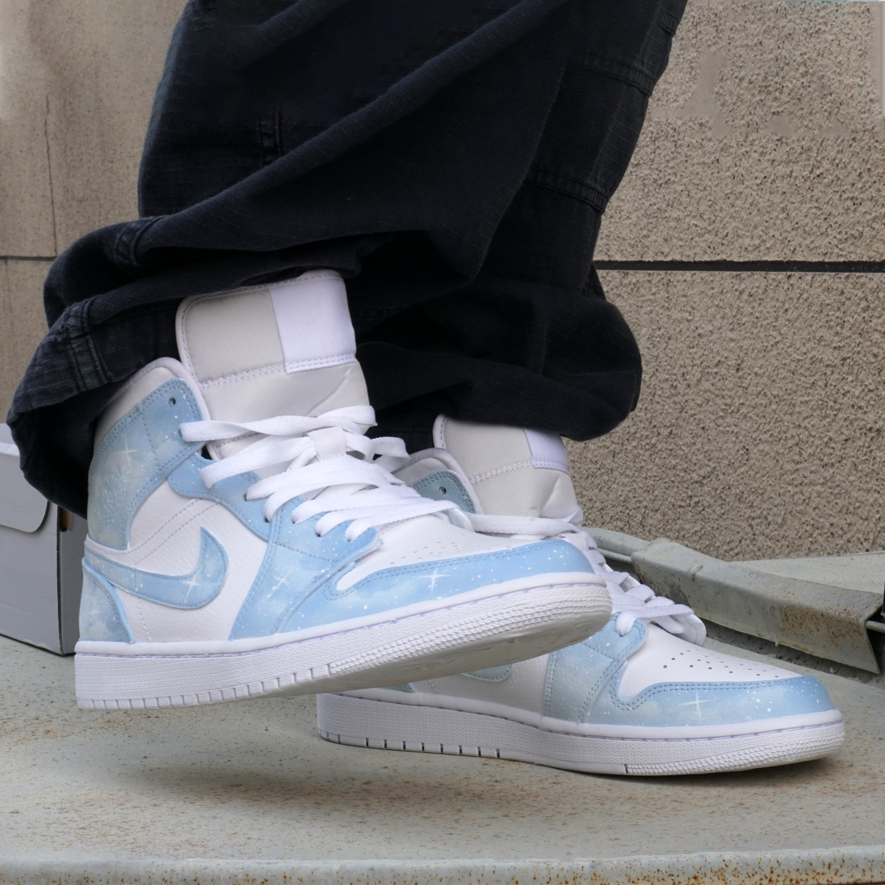 nikeairjordan1纯白aj1mid中邦蓝色光感变色星空球鞋定制diy