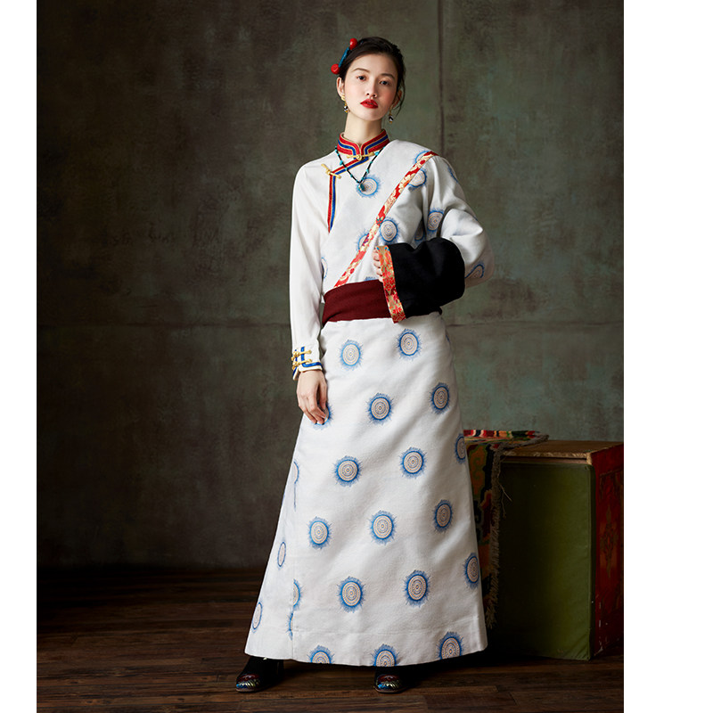 纯净白色藏服女 藏袍秋冬 藏族日常服装 西藏青海藏袍 2021藏装