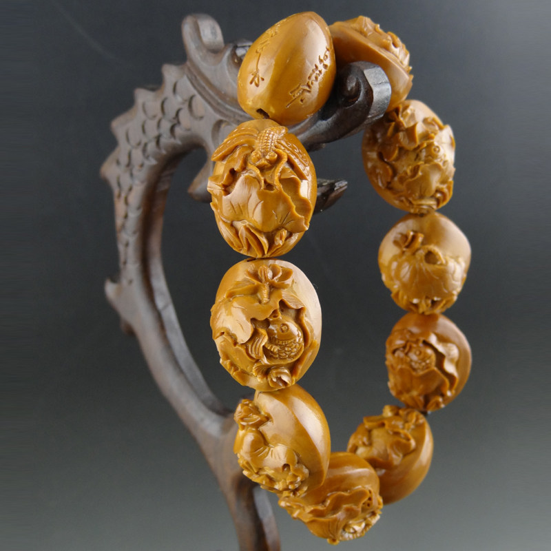 1.9 核雕师周正《九品荷花》