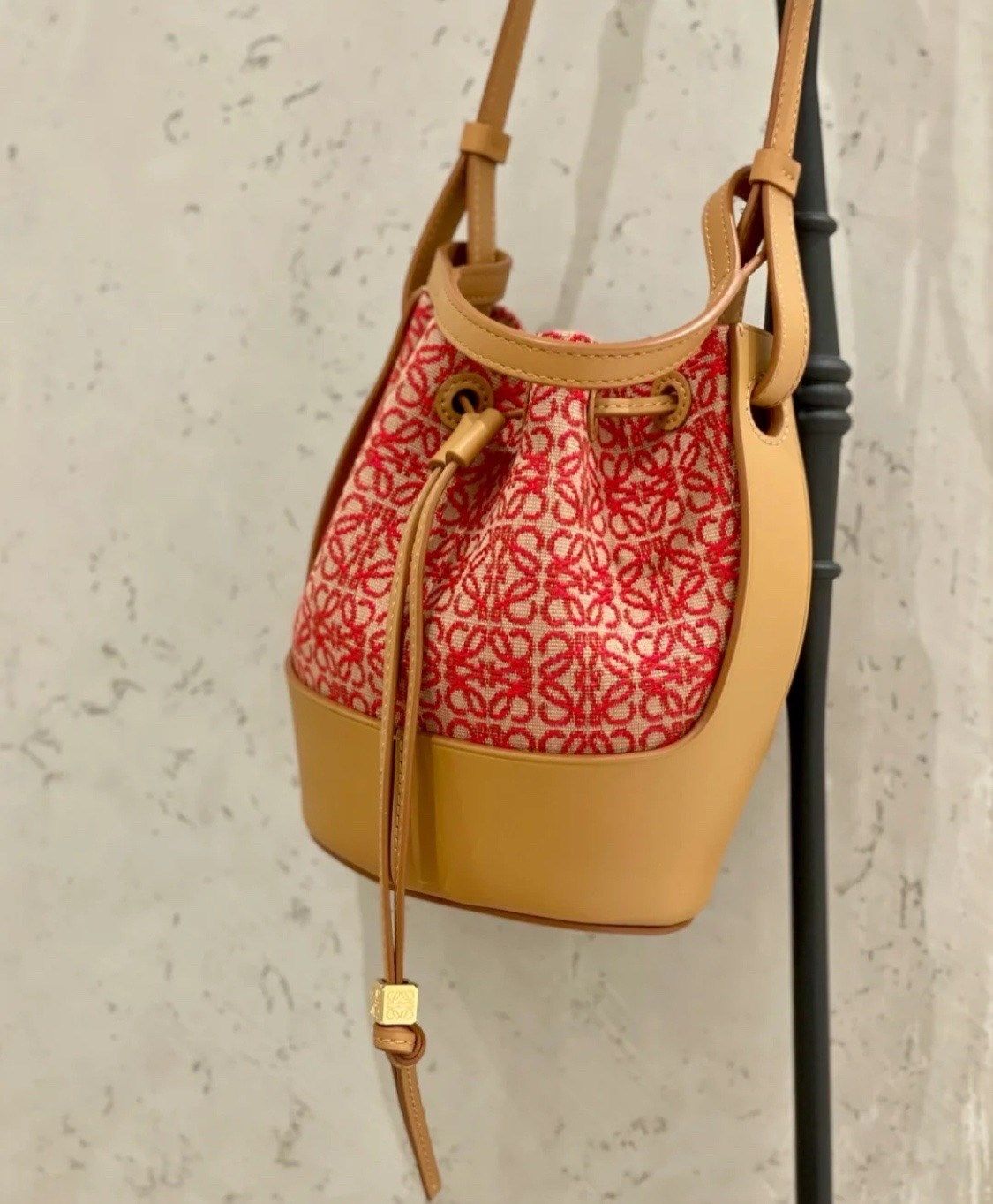 loewe/罗意威 22春夏新款女士气球包mini手提包腋下包