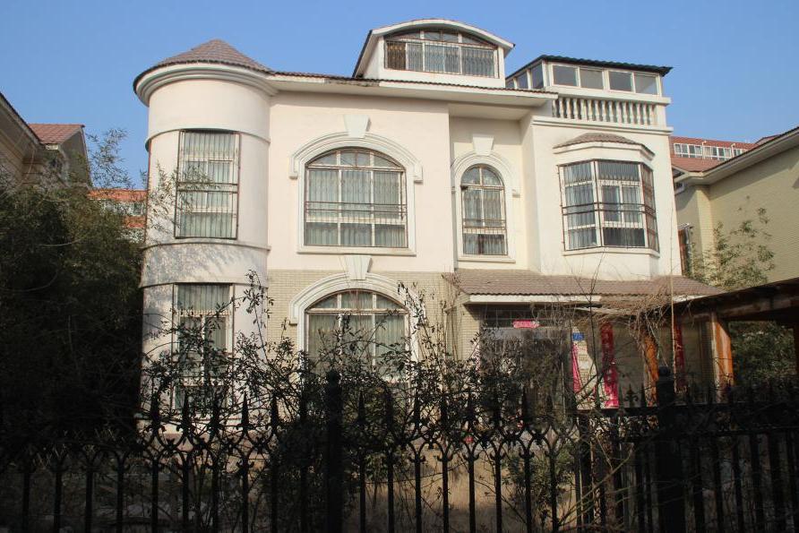 【第一次拍卖】位于新郑市溱水路北段东侧兴弘花园13号院别墅