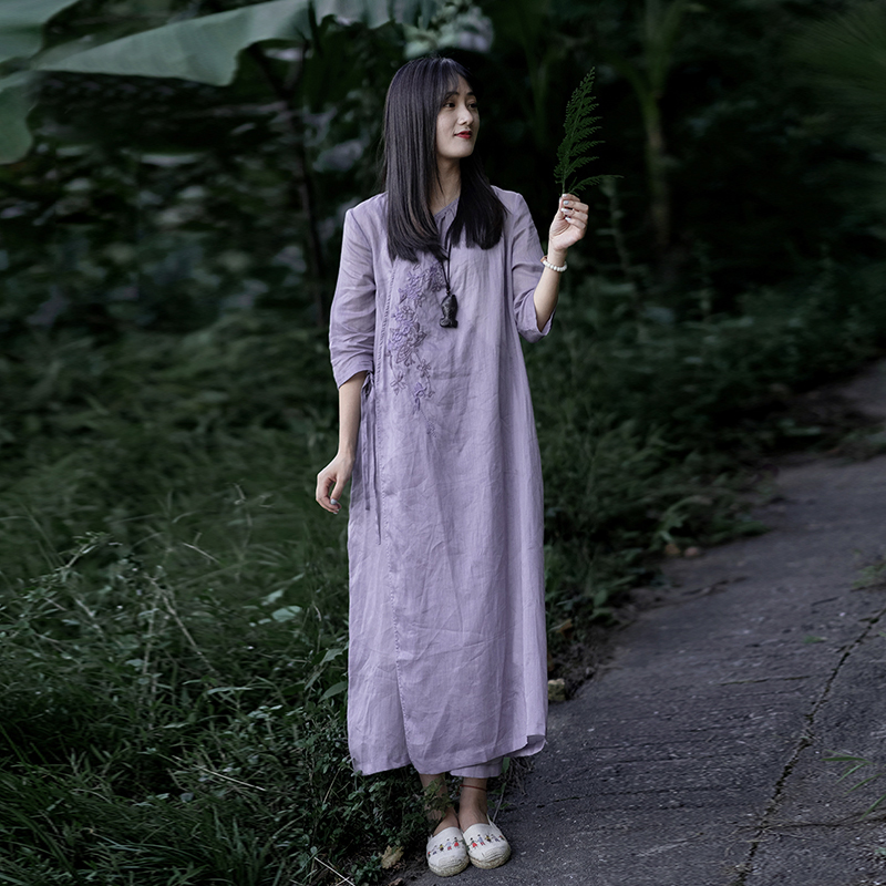 知笔墨2021年秋季复古中式宽松紫色苎麻刺绣连衣裙 斜襟七分袖裙