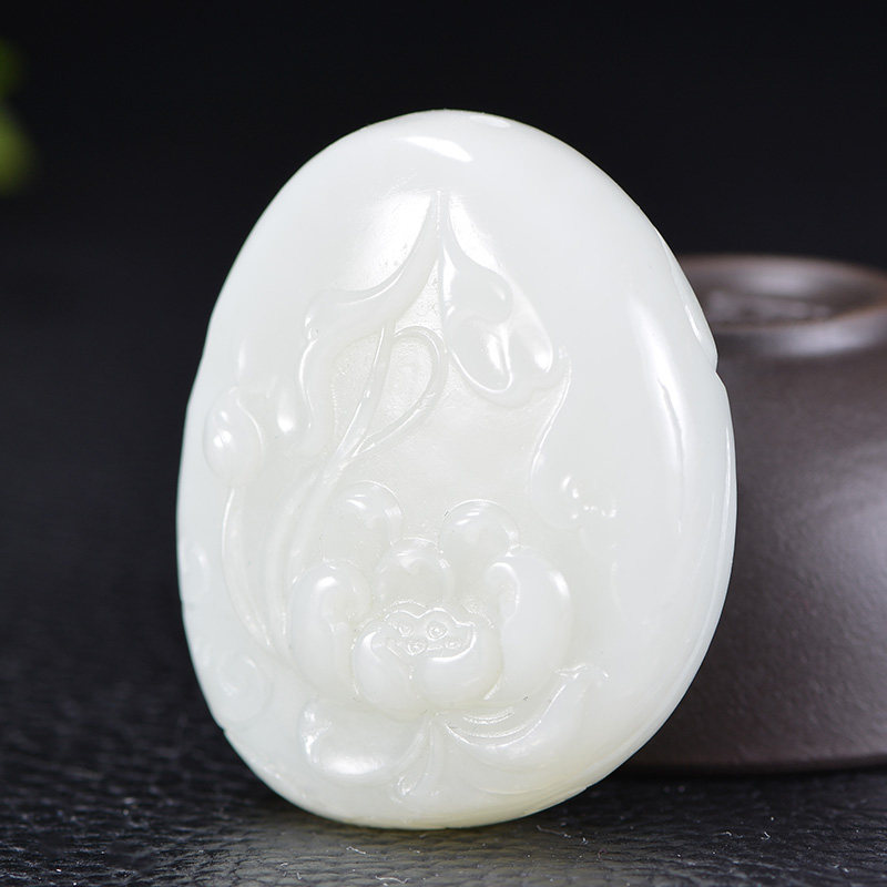 【芙蓉花开】和田玉白玉莲花挂件 醇厚莲花细腻 51.33g 闲鱼