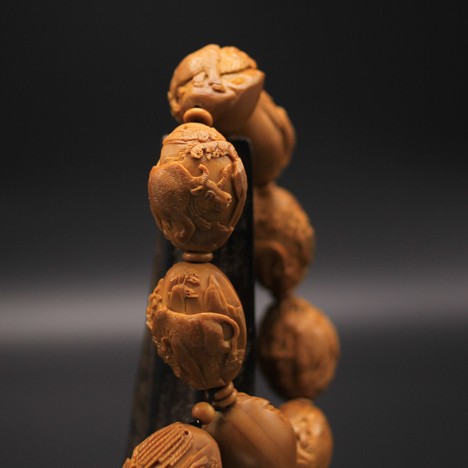 苏工核雕2.05cm《牛气冲天》