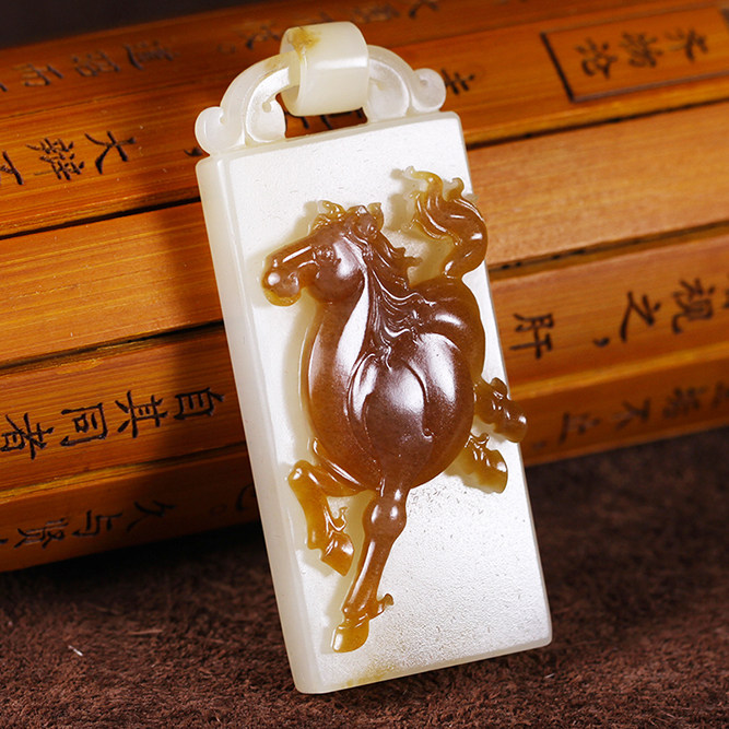 玉雕名家朱云飞作品 新疆和田玉 糖白玉俏色马到成功挂件 37.24克