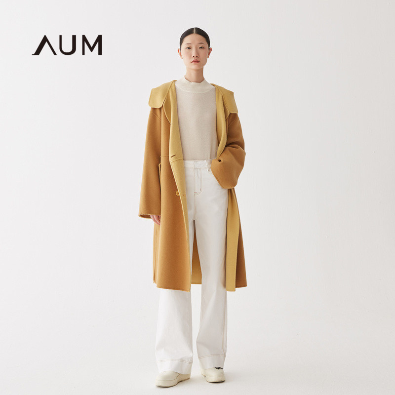 aum噢姆女装秋冬季新款驼黄绵羊毛连帽双排扣中长款毛呢外套