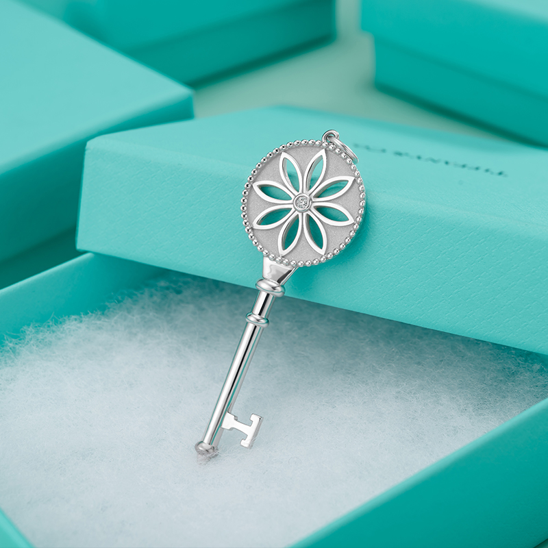 tiffany & co./蒂芙尼女镂空镶钻雏菊银钥匙吊坠轻奢礼物26887666-mc