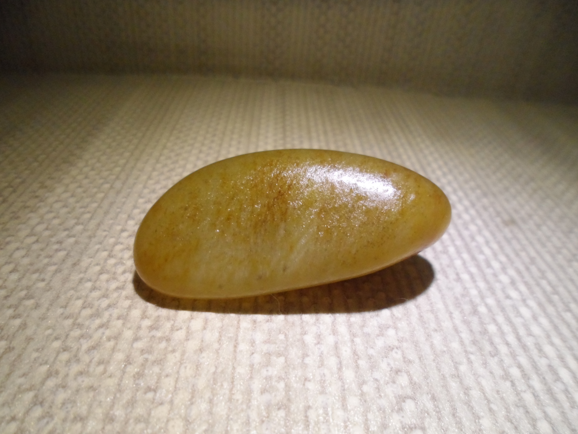 玉石新疆和田玉籽料原石重211克形状好玉质感强过光性好
