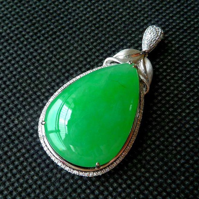 翡翠a货冰糯种淡阳绿精美水滴吊坠 10.37g