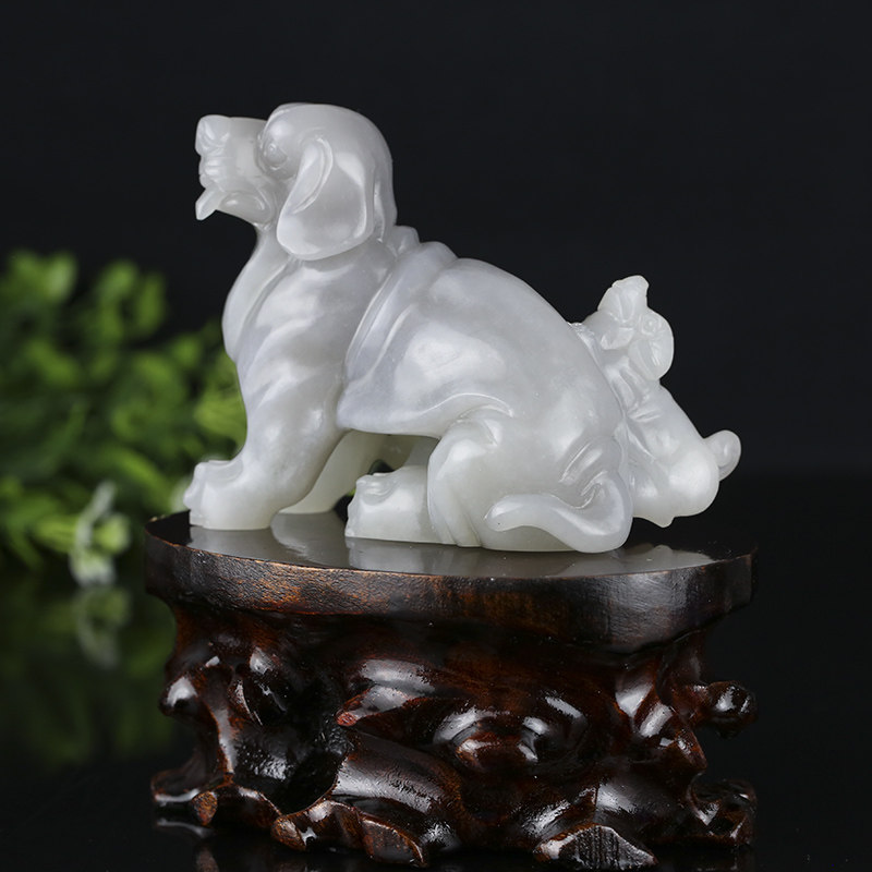 苏工和田玉青花旺财狗摆件重量453克