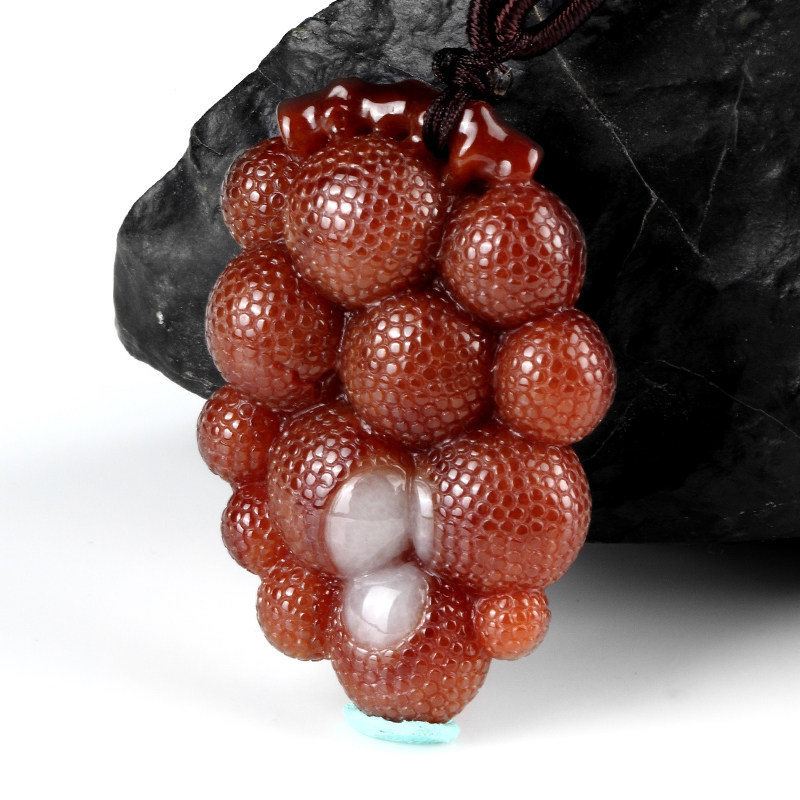 糯种精雕别致硕果累累荔枝翡翠吊坠 31.47g