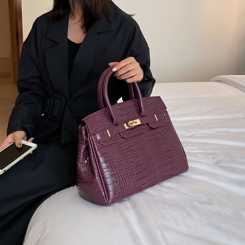 鳄鱼纹手提大包