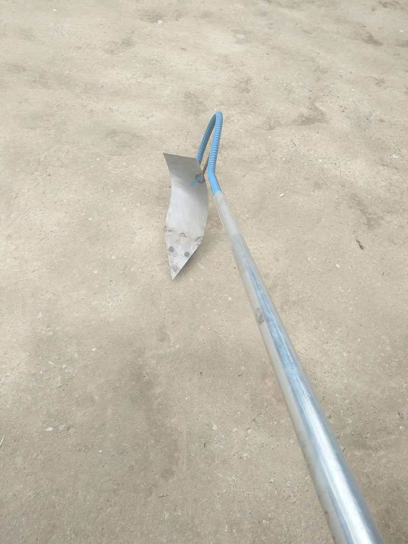 手拉人工手工开沟手捞菜园翻土土人拉犁锄头耕种机械