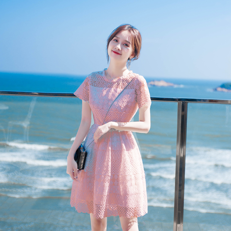 2024年夏天新款茶歇法式小个子连衣裙女夏气质粉色蕾丝轻熟风裙子