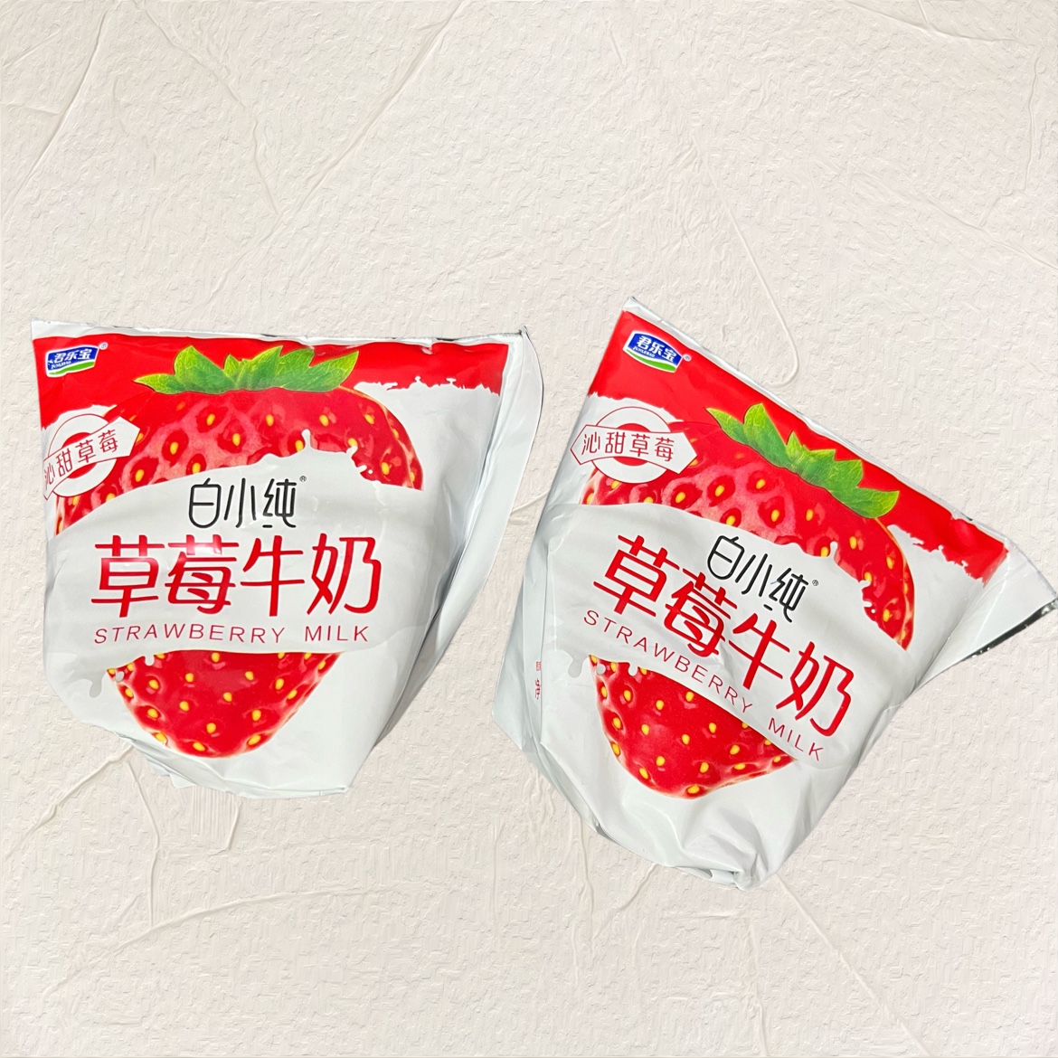 君乐宝白小纯草莓香芋牛奶网红袋装学