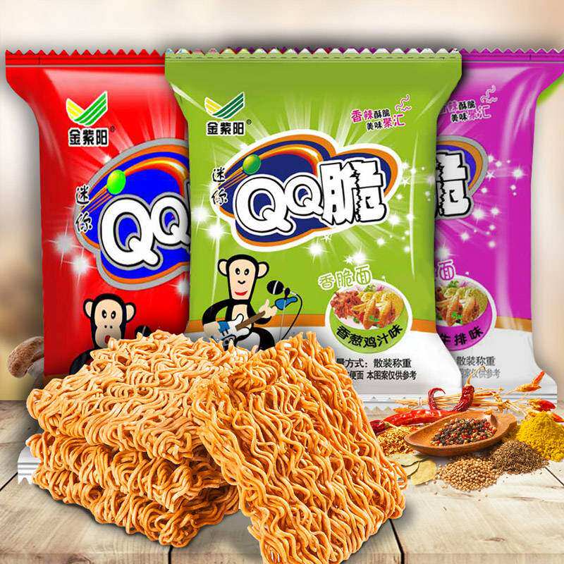 热销qq面_qq脆干脆面方便面捏碎面干嚼面掌心脆干吃面100包整箱怀旧