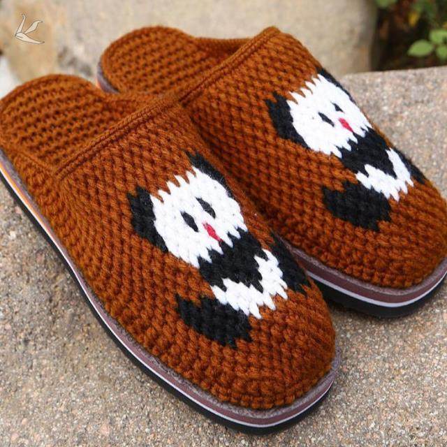 勾好的毛线拖鞋