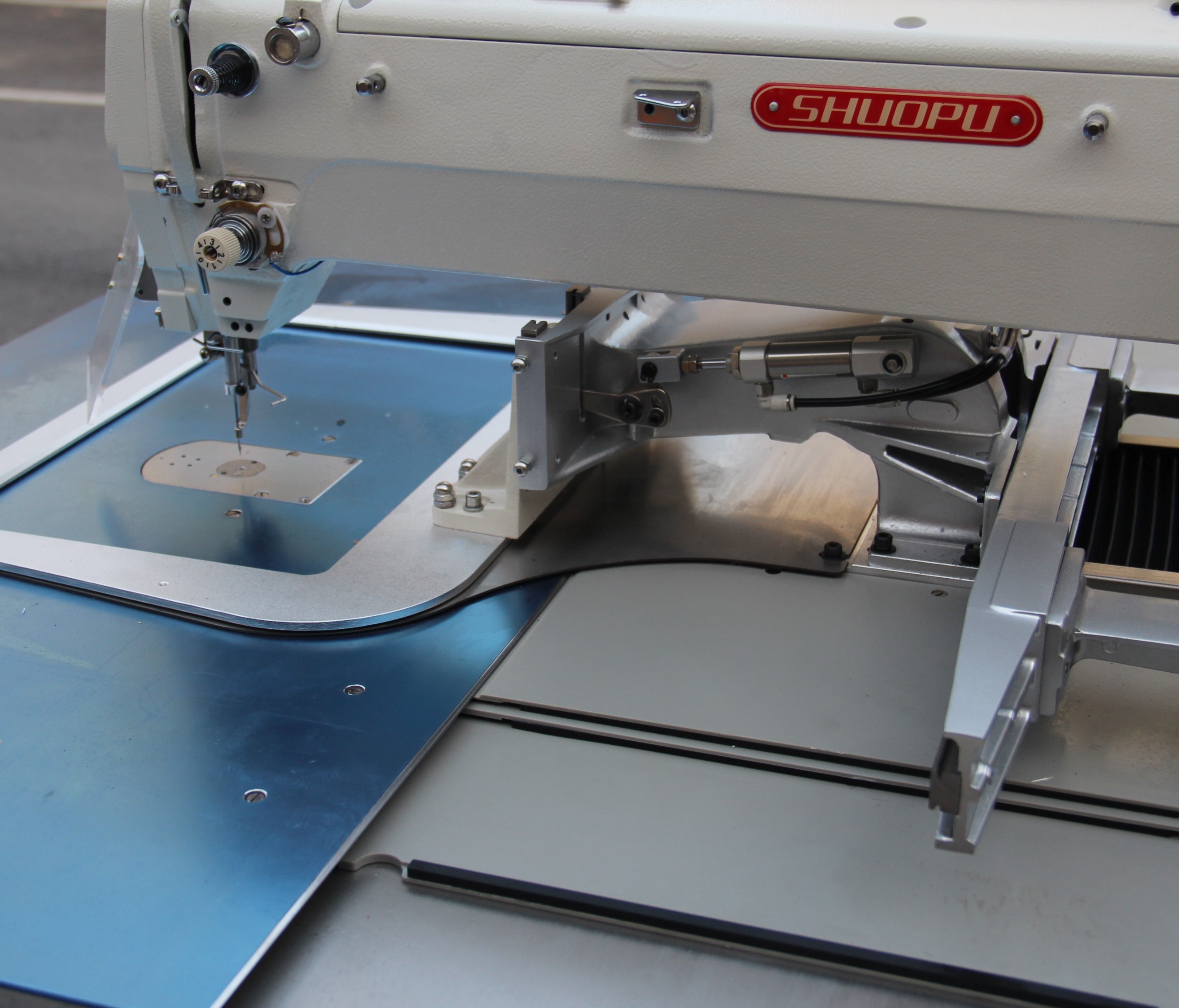 电脑样机花样车花缝纫机326g342g厚料自动化缝纫机