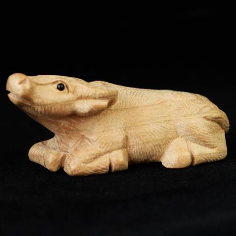 桃木雕刻牛摆件十二生肖牛桃木卧牛家居装饰实木雕刻木质工艺品牛