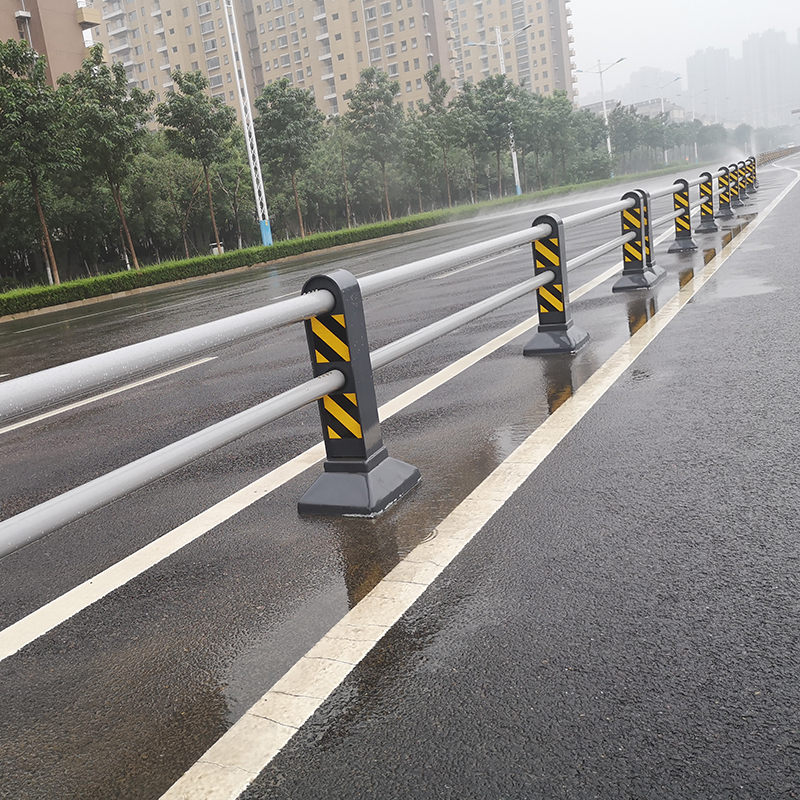 新中央道路圆管不锈钢复合管镀锌市政城市交通马路防护栏防撞隔销