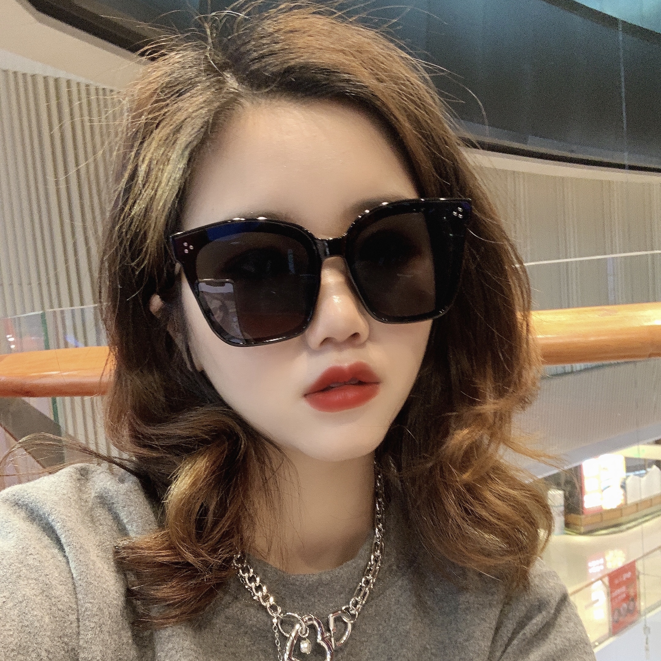 网红明星款黑色框时尚简约墨镜女潮韩国大框方形显脸小偏光太阳镜