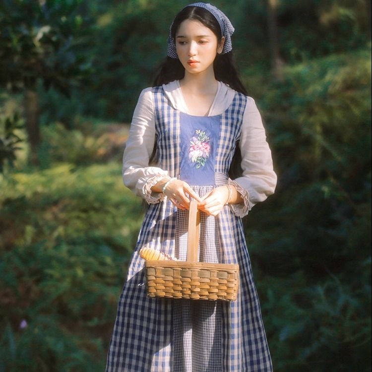 苏格兰少女棉麻格子拼接长袖春秋季刺绣田园复古连衣裙春秋新女装
