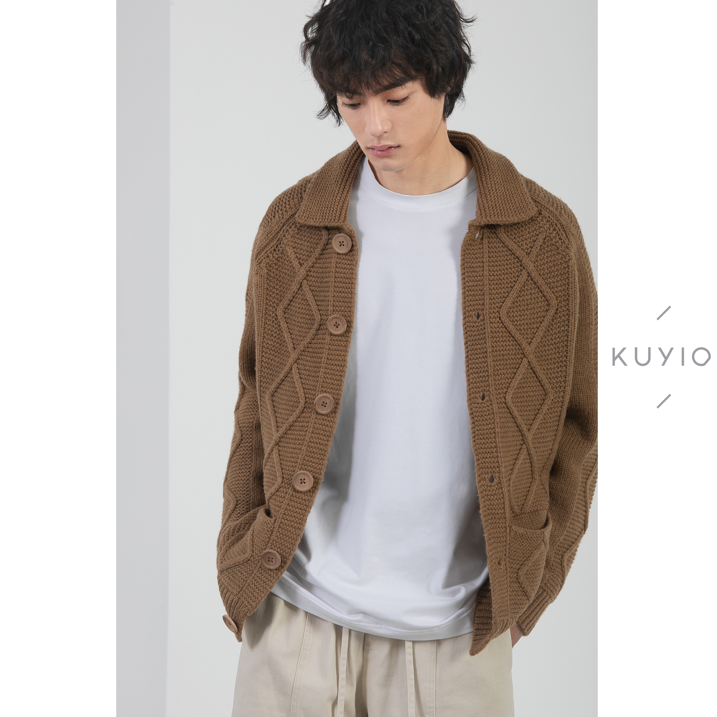 kuyiou/仿手工粗棒针 原木扣纯羊毛翻领绞花针织开衫毛衣外套男