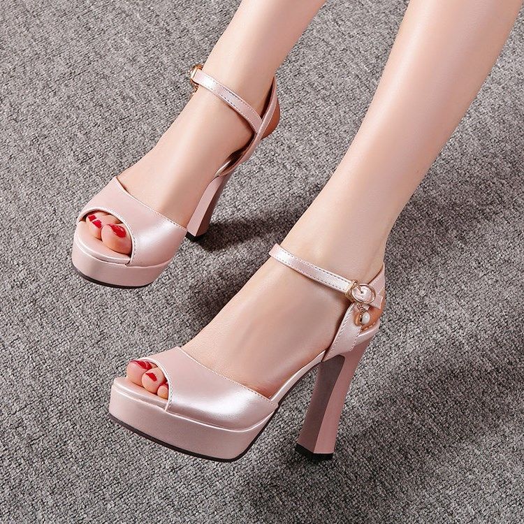 2021新款8cm女装优雅防水台高跟凉鞋女夏粗跟一字扣女士鞋子大码