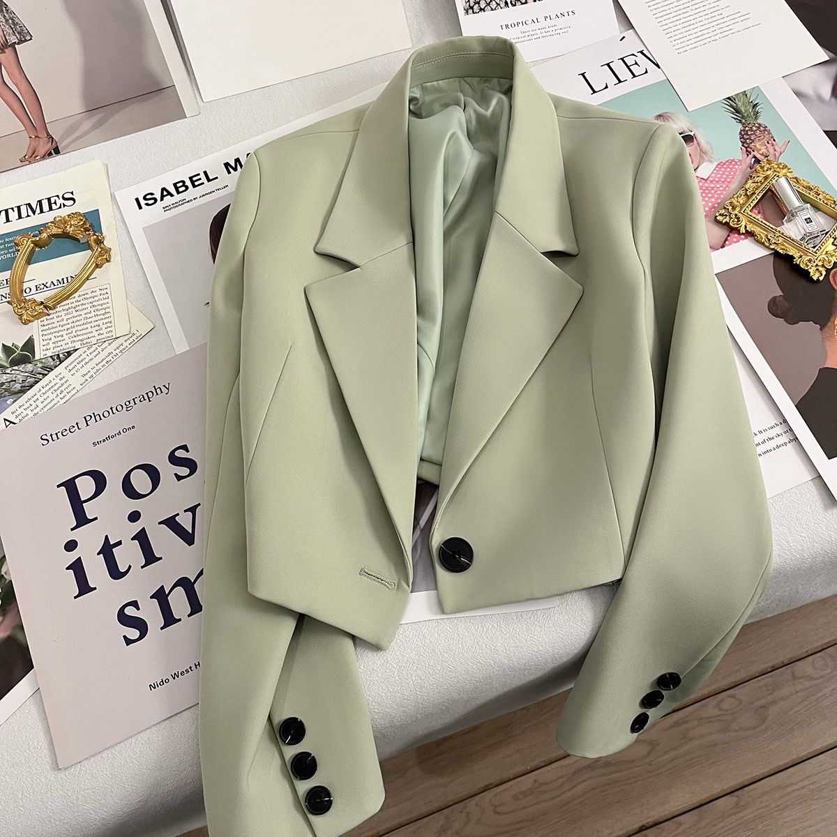 绿色超短款西装外套女2024春季新款小个子高级设计感百搭休闲西服