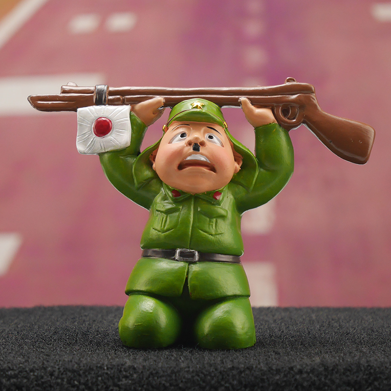 举起手来投降鬼子车内创意汽车摆件个性车载饰品搞笑树脂玩偶公仔