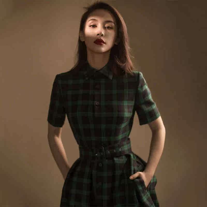 majekara王子文明星同款绿色格纹下摆毛边小众复古收腰连衣裙女