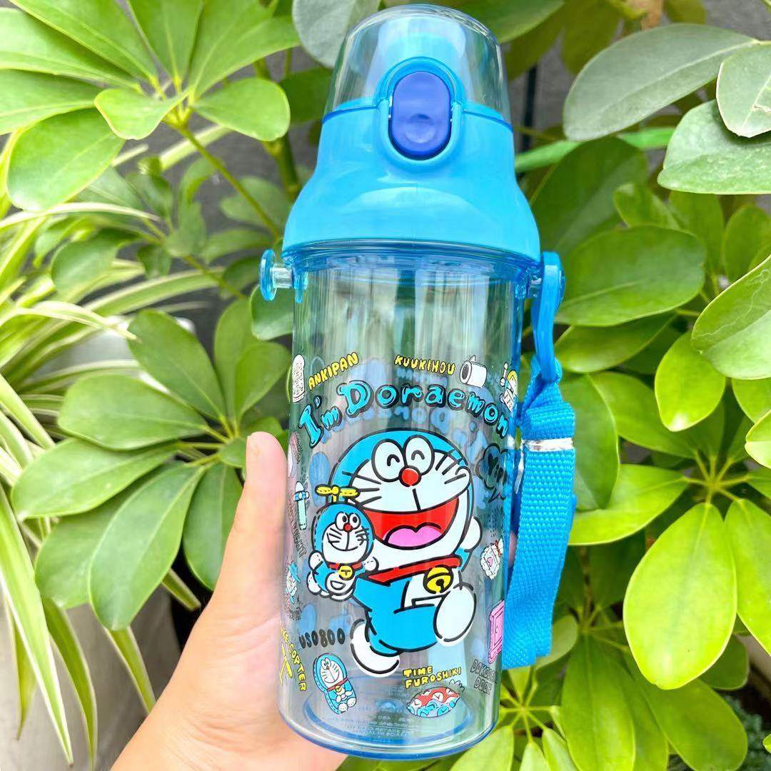 现货skater斯凯达水杯儿童幼儿园小学生直饮杯叮当猫背带水壶夏季