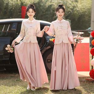 新中式伴娘服粉色2024新款长袖仙气质高级感唐装姐妹团礼服裙显瘦