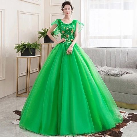 时尚晚礼服2021时髦显瘦绿色泡泡袖裙女宴会中长款修身2020新款伴