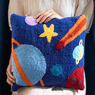 俄罗斯毛线戳戳绣星球抱枕刺绣diy材料包手工自绣礼物制作送男友