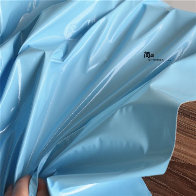 淡蓝色弹力pvc镜面皮革涂层漆皮面料软包防水羽绒服装设计师布料