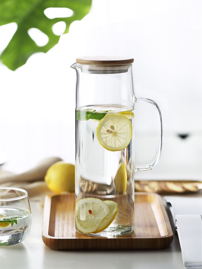 泡柠檬水的玻璃水壶图片