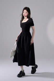 2024新款法式复古方领茶歇设计感小众气质收腰显瘦黑色连衣裙女夏