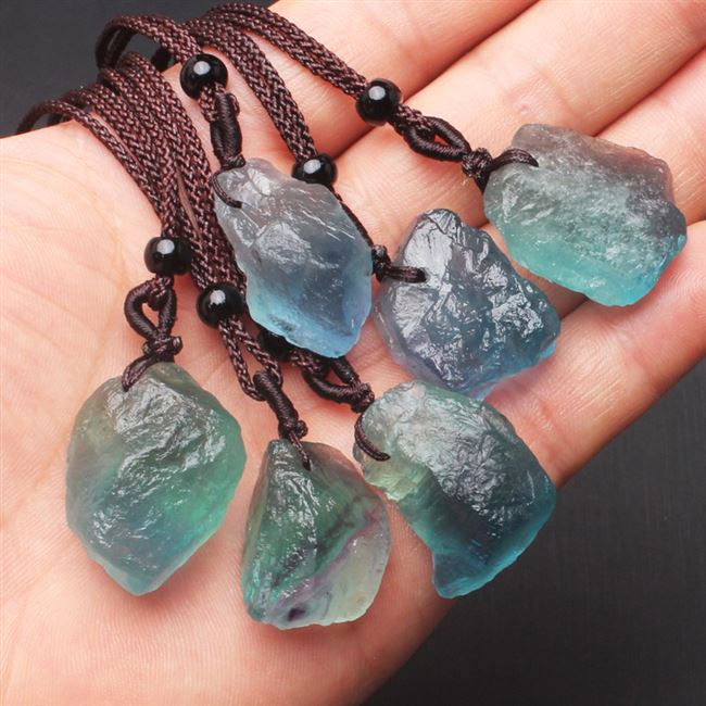 萤石项链学生图片