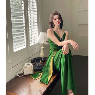 绿色V领露背吊带连衣裙女2024新款高级感长裙子夏季收腰显瘦气质