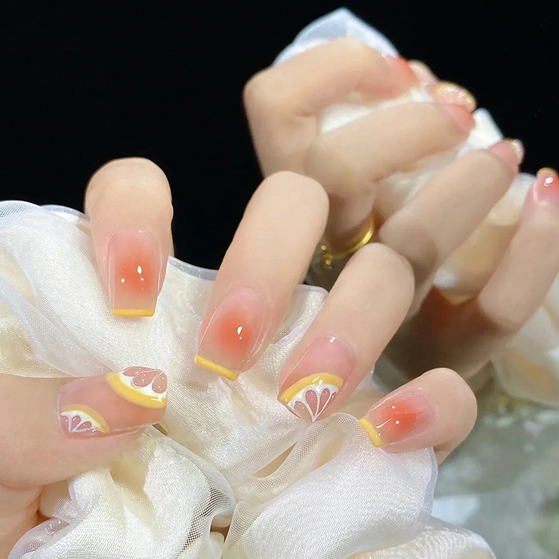 网红穿搭夏天气质美甲高级_(网红美甲图片2020新款夏天)