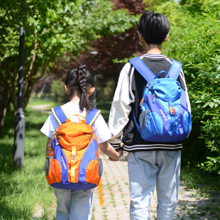 户外双肩包女新款运动登山包儿童春游小背包轻便学生休闲旅行包男