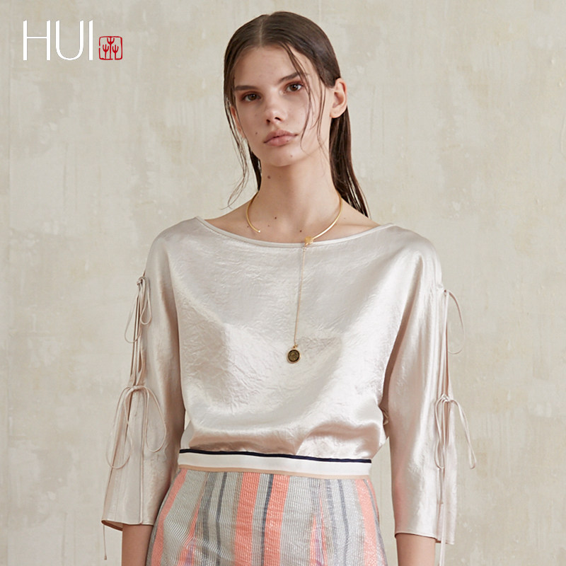 hui春夏新款杏色上衣圆领设计hp21c0131620衬衫