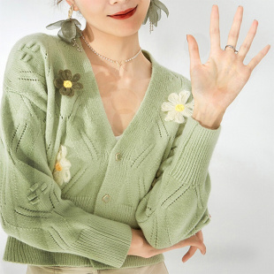 2023秋季新款设计感小清新V领针织女开衫短款绿色花朵毛衣女上衣