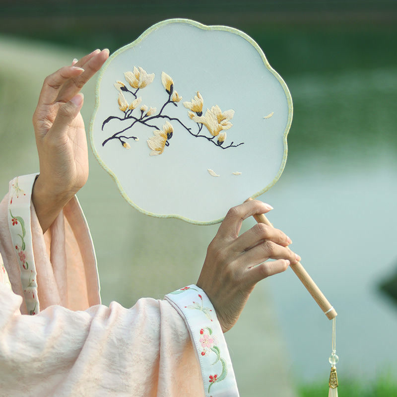 2023年新款绣花扇子刺绣团扇古风汉服旗袍走秀舞蹈宫扇中国风八瓣
