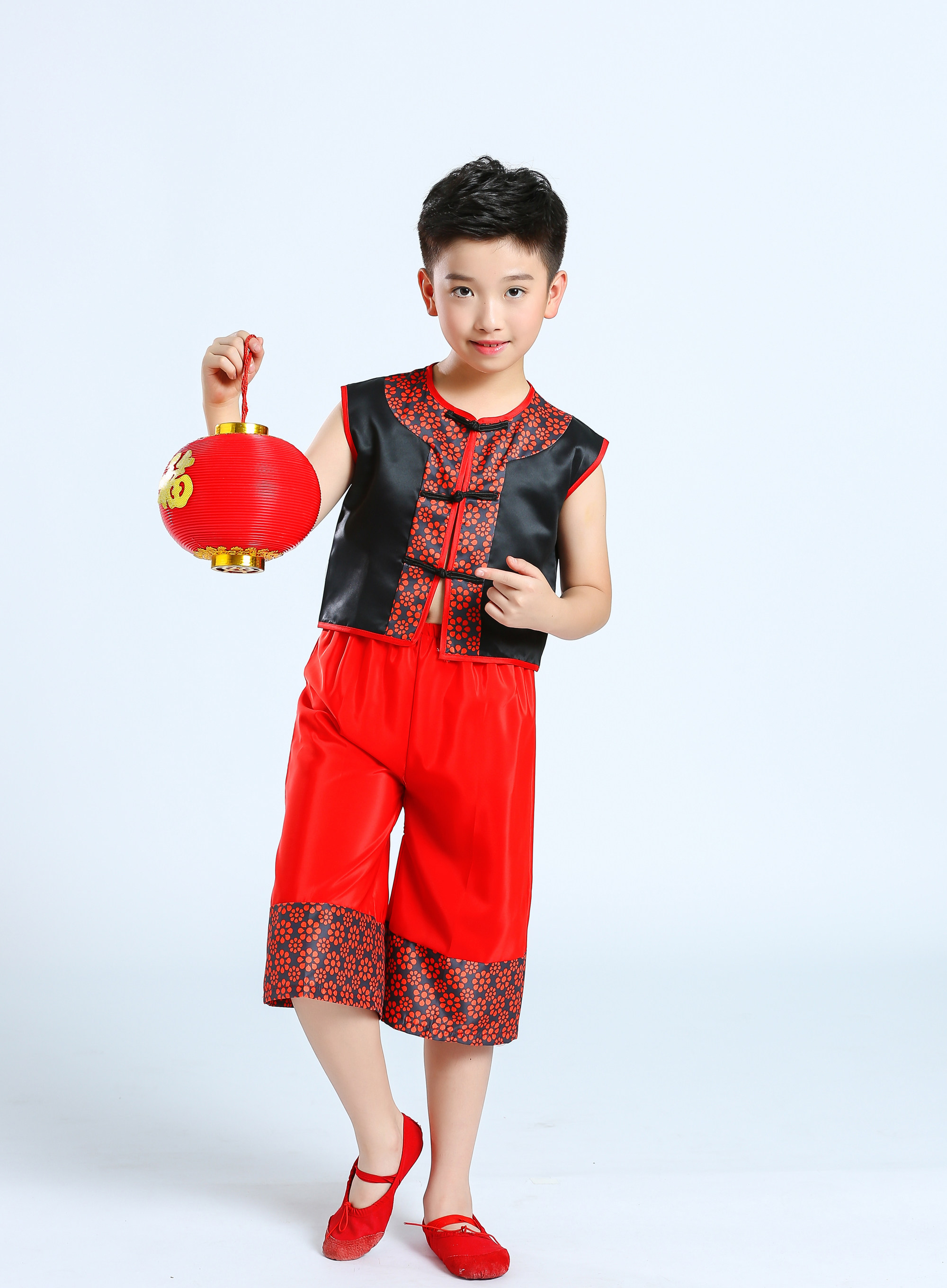 特价幼儿舞蹈演出服男孩_新款六一儿童男女童红黑秧歌演出服民族幼儿